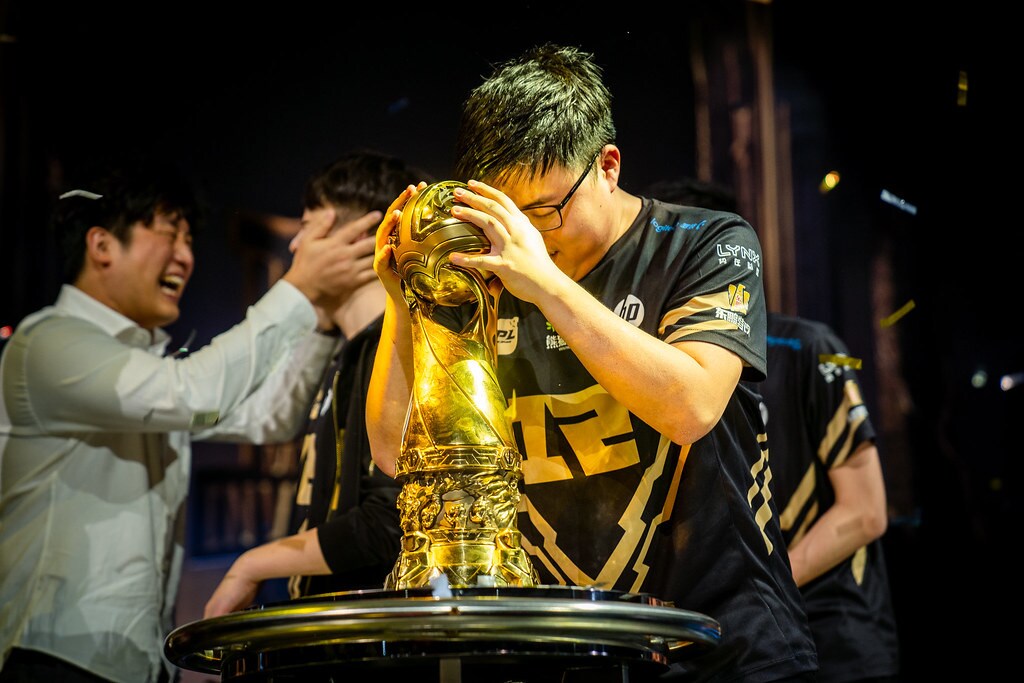 Uzi termina il suo storico rapporto con gli RNG
