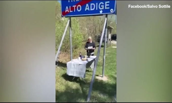 La mamma vive in un'altra regione, lui la festeggia al confine