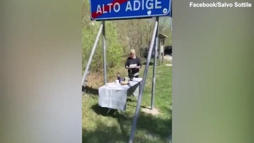 La mamma vive in un'altra regione, lui la festeggia al confine