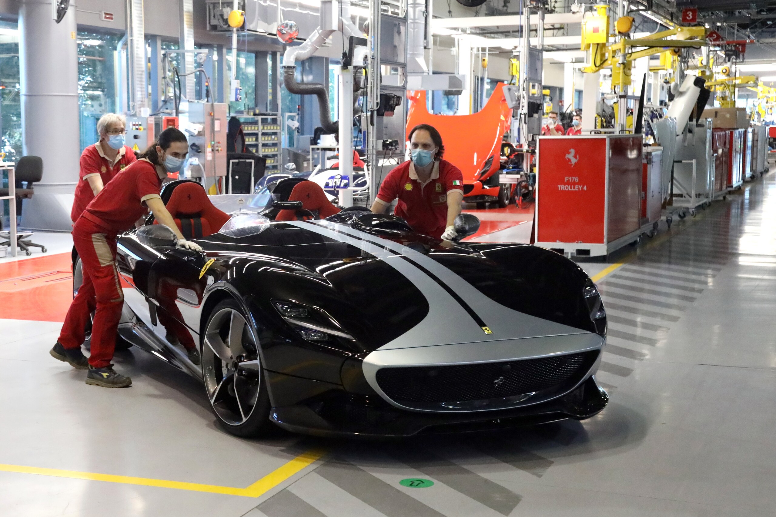 Ferrari, al via la Fase 2: si riaccendono i motori del Cavallino a Maranello