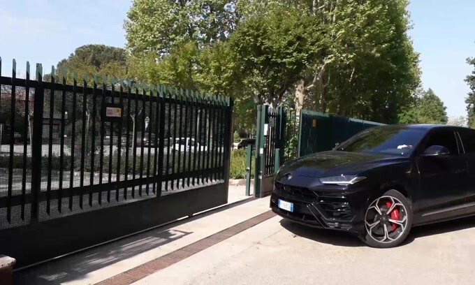 Donnarumma, il cancello di Milanello è chiuso
