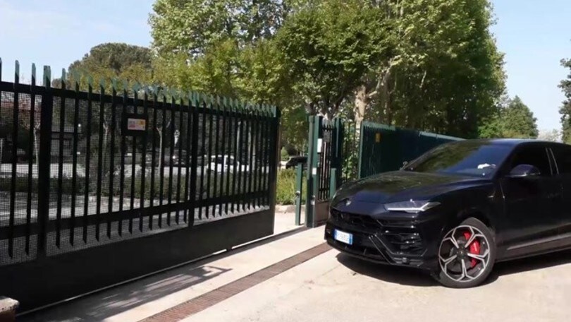 Donnarumma, il cancello di Milanello è chiuso