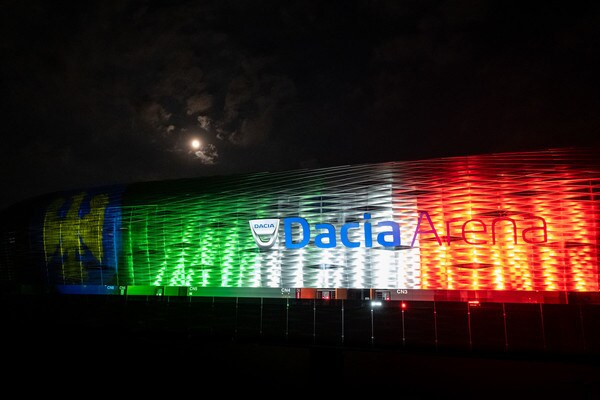 Udinese, il Tricolore e l'aquila del Friuli illuminano la Dacia Arena