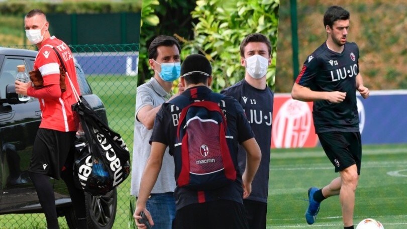 I giocatori del Bologna arrivano al campo con le mascherine