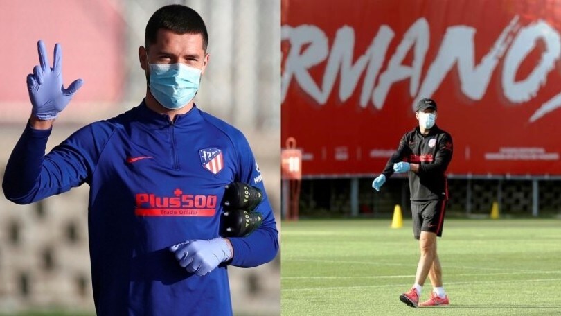 L'Atletico Madrid torna ad allenarsi: Simeone in campo con mascherina e guanti