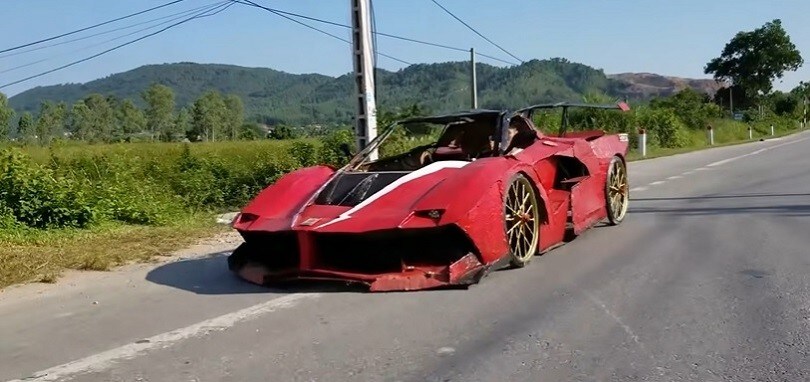 Ferrari FXX K Evo da 100 dollari: la supercar di cartone romba per la strada! VIDEO