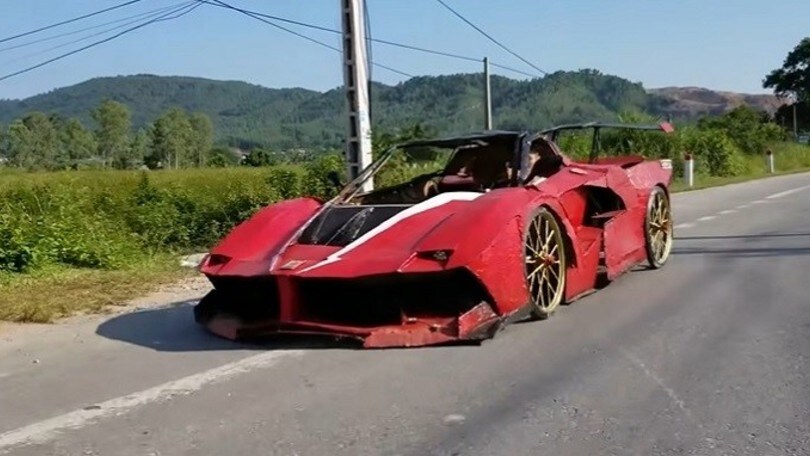 Ferrari FXX K Evo da 100 dollari: la supercar di cartone romba per la strada! VIDEO
