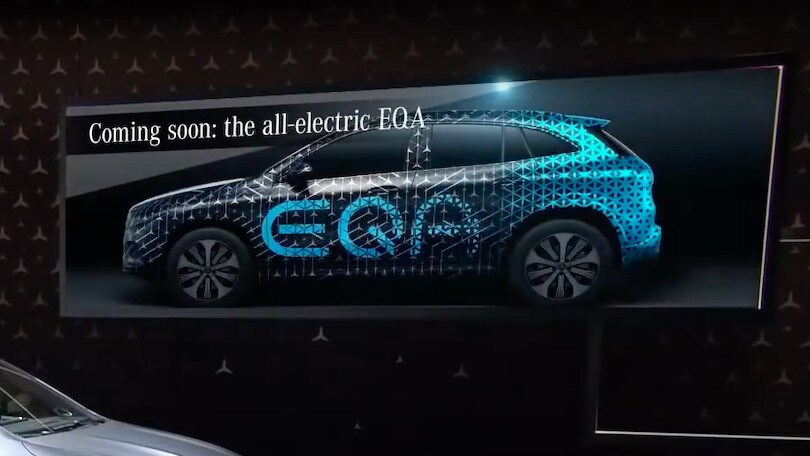 Mercedes EQA, il crossover elettrico si fa vedere in strada