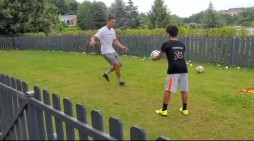 Juve, Ronaldo non si ferma mai: palleggia con Cristiano Jr. nel giardino di casa