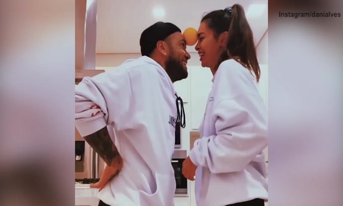 Quarantena, Dani Alves e il "ballo dell'arancia"