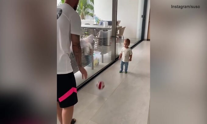 Milan, Suso allena il suo piccolo calciatore