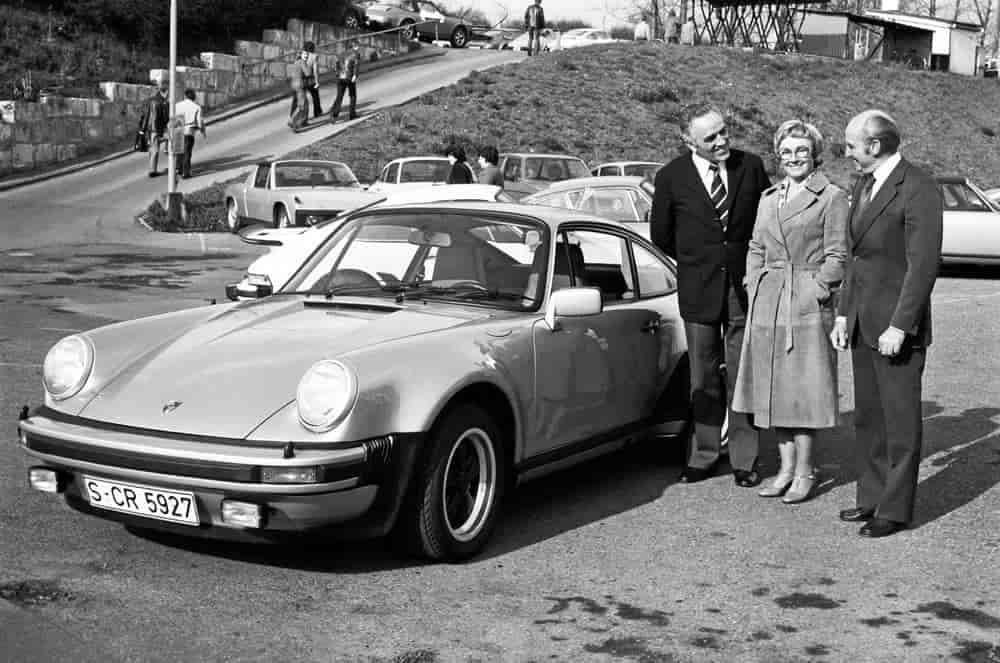Porsche, 70 anni fa il primo ritiro in fabbrica a Zuffenhausen FOTO