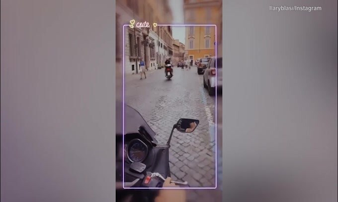 Totti ed Ilary, passeggiata mascherata in centro a Roma