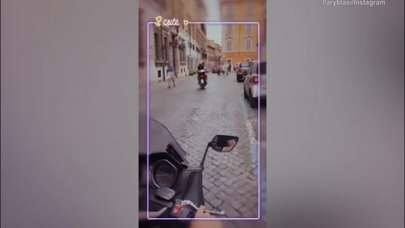 Totti ed Ilary, passeggiata mascherata in centro a Roma