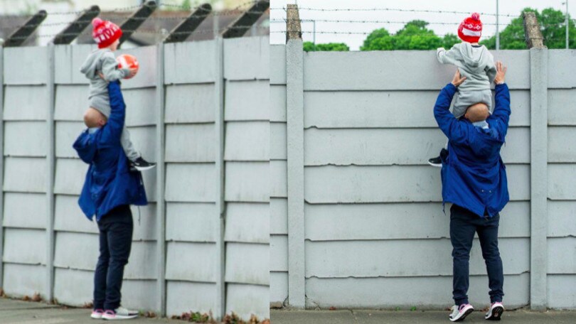 L'amore di un padre per il figlio: sulle spalle per l'allenamento del Liverpool