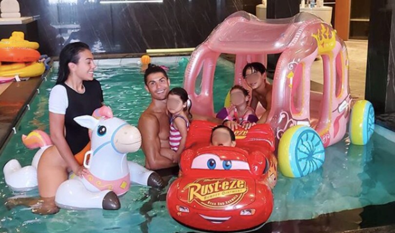 Ronaldo e Georgina, relax in famiglia nella piscina di casa