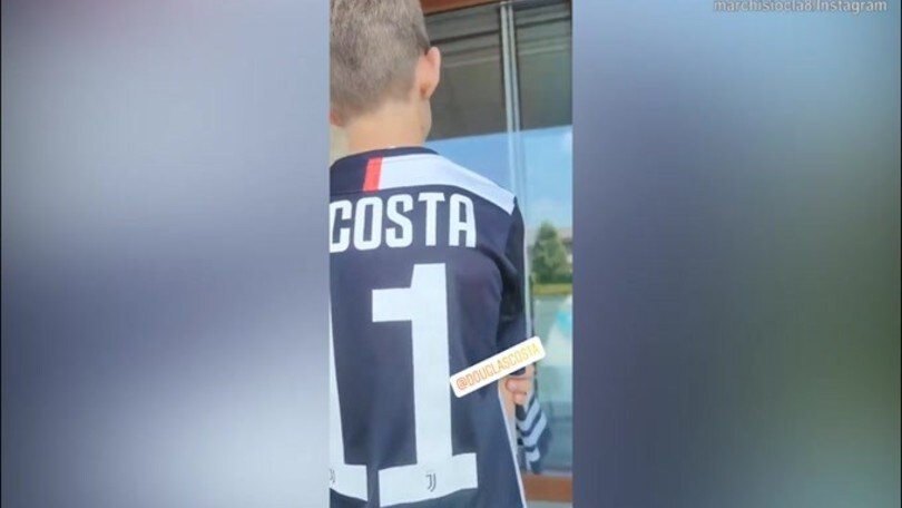 Le maglie di Douglas Costa e Dybala indossate...dai figli di Marchisio!