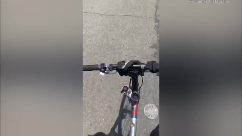 LeBron James, giro in bici per Los Angeles