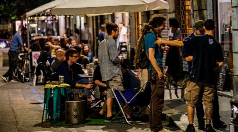 Torino, movida nel sabato sera: tanta gente in giro per la città