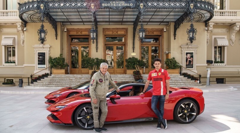 "Le grand rendez-vous": Leclerc attore a Monaco a bordo della SF90