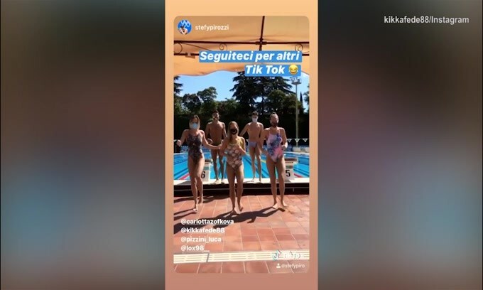 Federica Pellegrini, balletto in maschera a bordo piscina