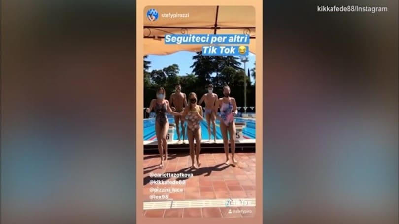 Federica Pellegrini, balletto in maschera a bordo piscina