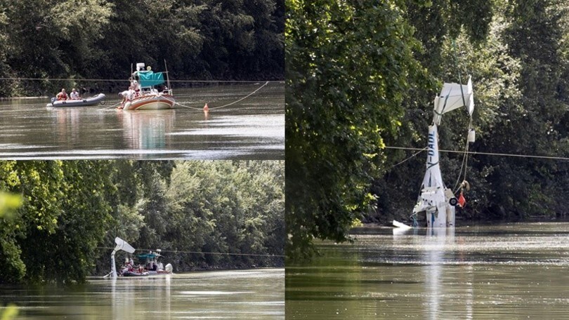 Roma, il recupero dell'aereo caduto nel Tevere