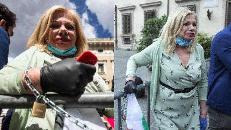Sandra Milo si 'incatena' di fronte a Palazzo Chigi