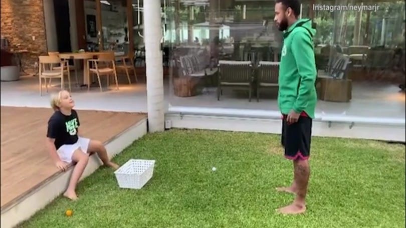 Neymar gioca con il figlio, ma il finale è tutto da ridere...