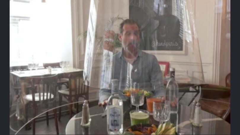 Parigi, campana in plexiglass per cenare: la trovata di un ristorante