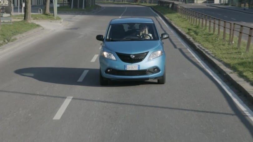 Nuova Lancia Ypsilon EcoChic Maryne protagonista a Milano VIDEO