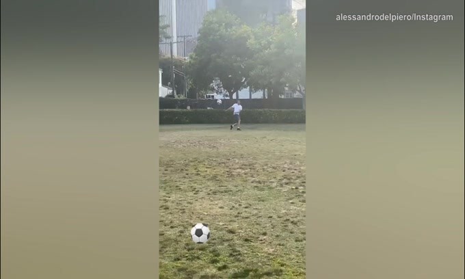 Del Piero e il figlio Tobias: "Daje con il tacco..."