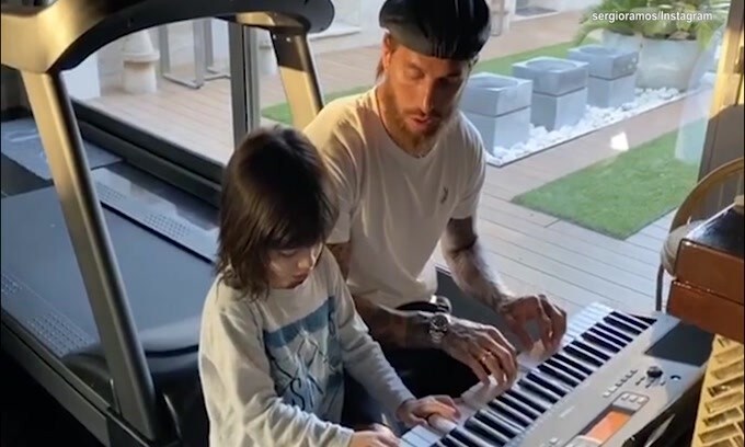 Sergio Ramos, concerto al piano con il figlio