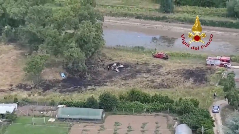 Aereo caduto a Nettuno, le immagini dei rottami carbonizzati
