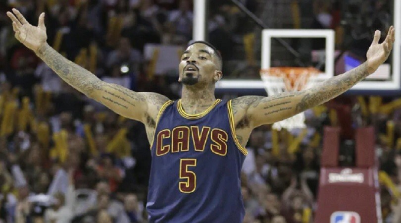 Nba, JR Smith colpisce una persona con calci e pugni