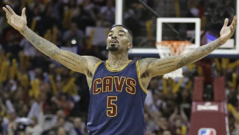 Nba, JR Smith colpisce una persona con calci e pugni