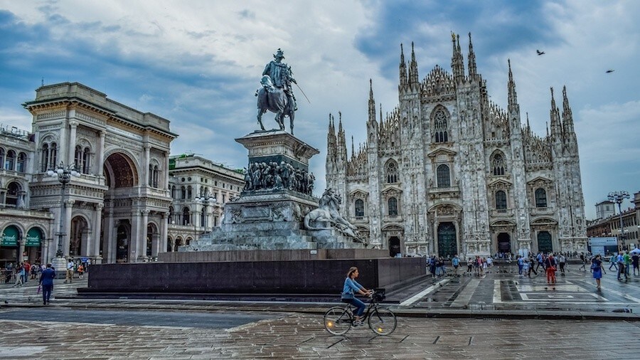 Sponsor auto come il porno: a Milano sono vietati