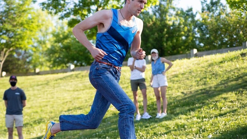 A Johnny Gregorek il record del miglio corso in Blue Jeans