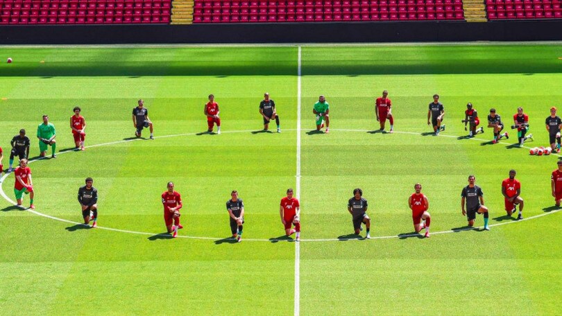 Morte Floyd, l'omaggio del Liverpool: in ginocchio ad Anfield Road