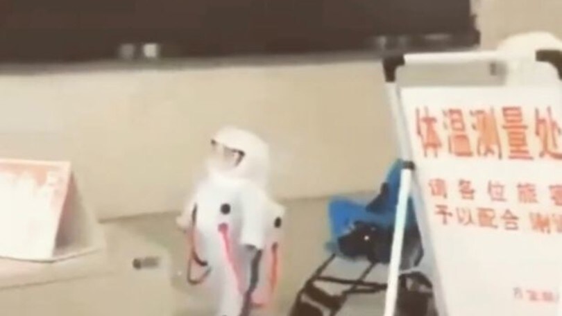 Coronavirus, in Cina bambini vestiti da astronauti
