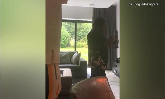 Pogba, ballo con la madre