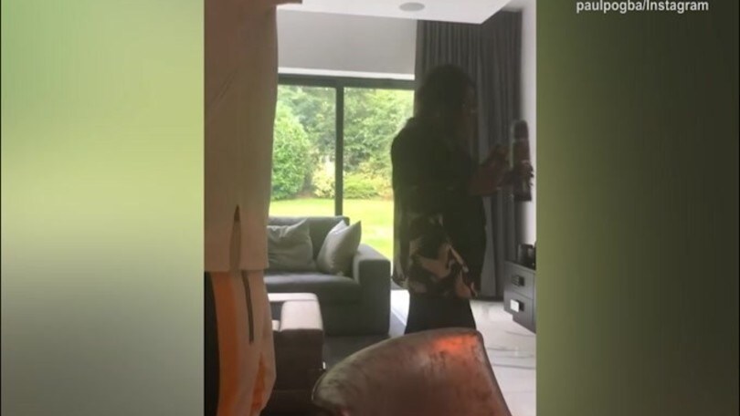 Pogba, ballo con la madre