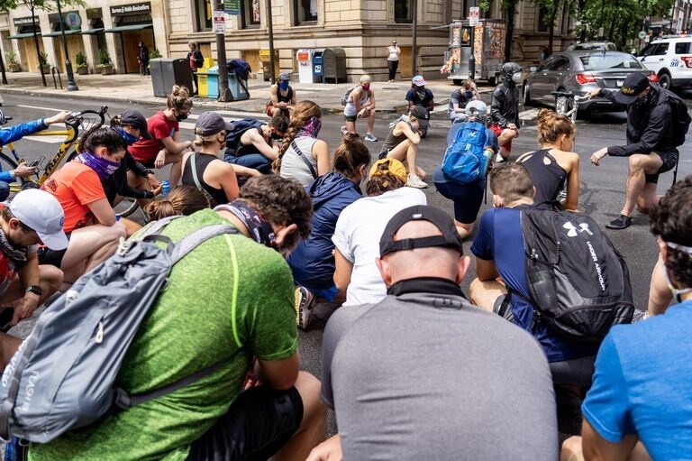 Nove minuti inginocchiati in un incrocio, la protesta dei runner di Filadelfia