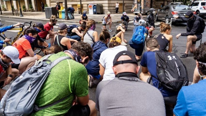 Nove minuti inginocchiati in un incrocio, la protesta dei runner di Filadelfia