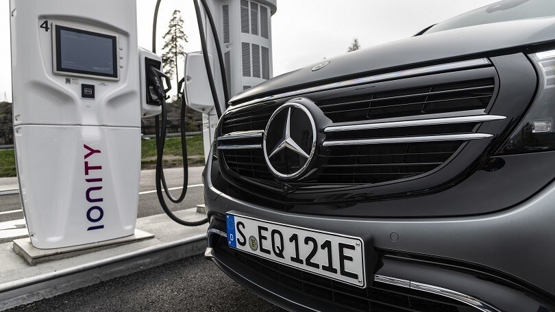 Germania, colonnine di ricarica elettriche obbligatorie nelle stazioni di servizio