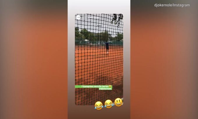 Tennis, Djokovic sul campo paga la scommessa persa