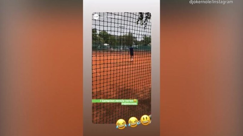 Tennis, Djokovic sul campo paga la scommessa persa