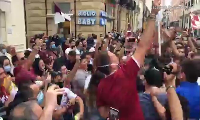 Reggina promossa, festa senza mascherine
