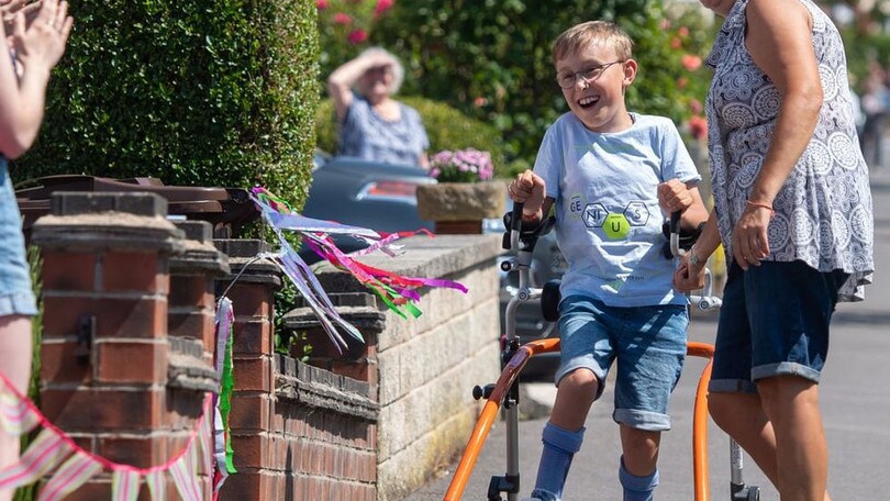 Un bambino di 9 anni con paralisi cerebrale completa la maratona, il messaggio del Capitano Tom