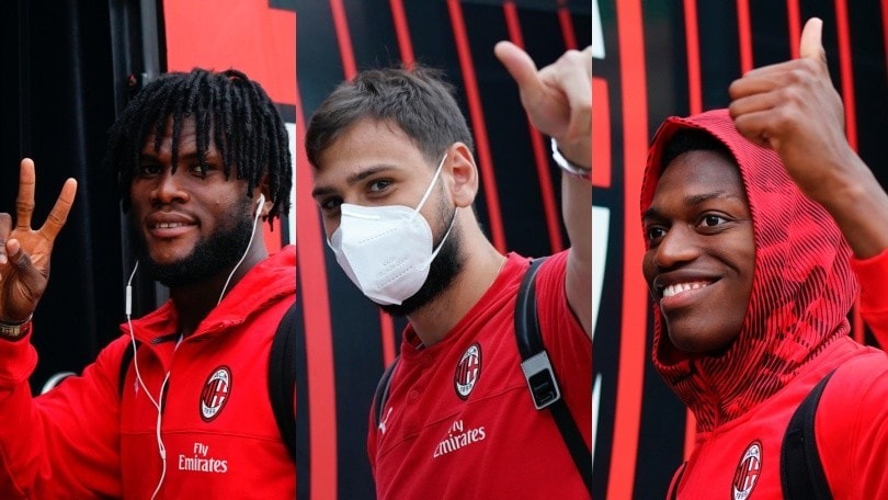 Il Milan parte per Torino: solo alcuni indossano la mascherina